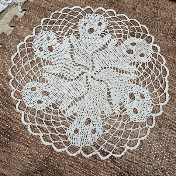 Ghost doily - Picture 1 of 1
